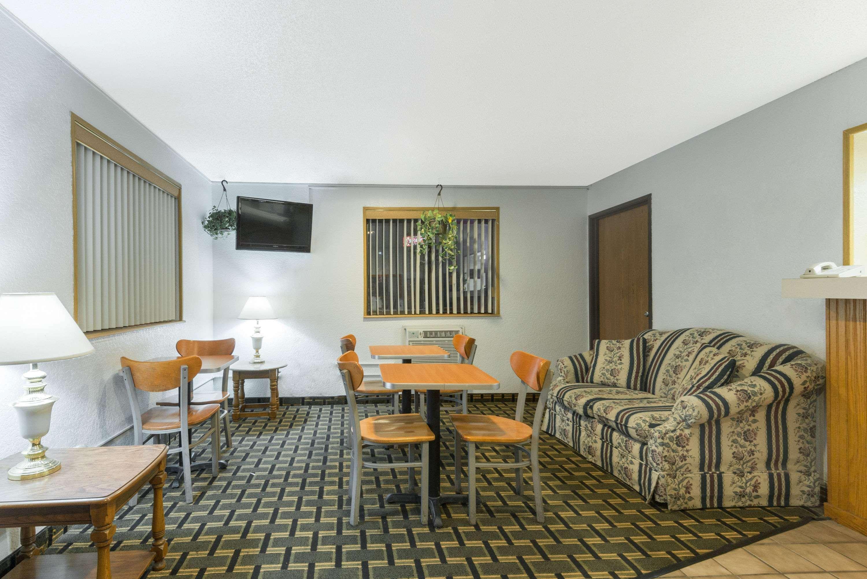 Super 8 By Wyndham Twinsburg/Cleveland Area Hotel Exterior photo